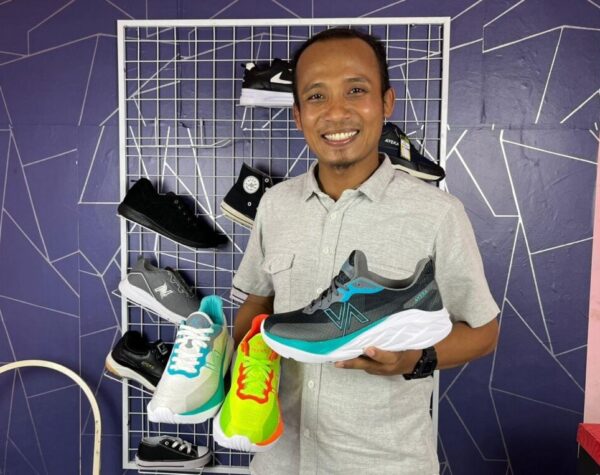 Kisah Nurfuat, Perajin Sepatu Kota Mojokerto yang Sukses Masuk Program Ekspor Shopee