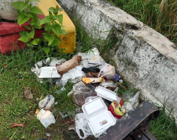 Sampah Berserakan di Pinggiran Jalan Hayam Wuruk Kota Mojokerto