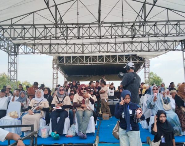 Sempat Adu Dorong di Backstage, Konser Valen di Sampang Berlangsung Aman