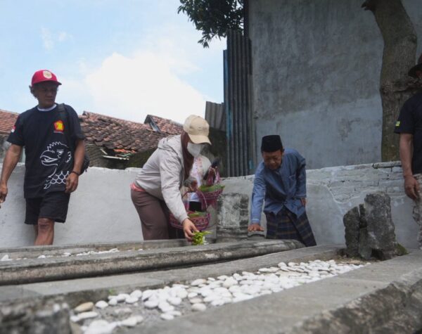 Mojokerto: Jelang Ramadan, Ning Ita Nyadran di Makam Pekuncen