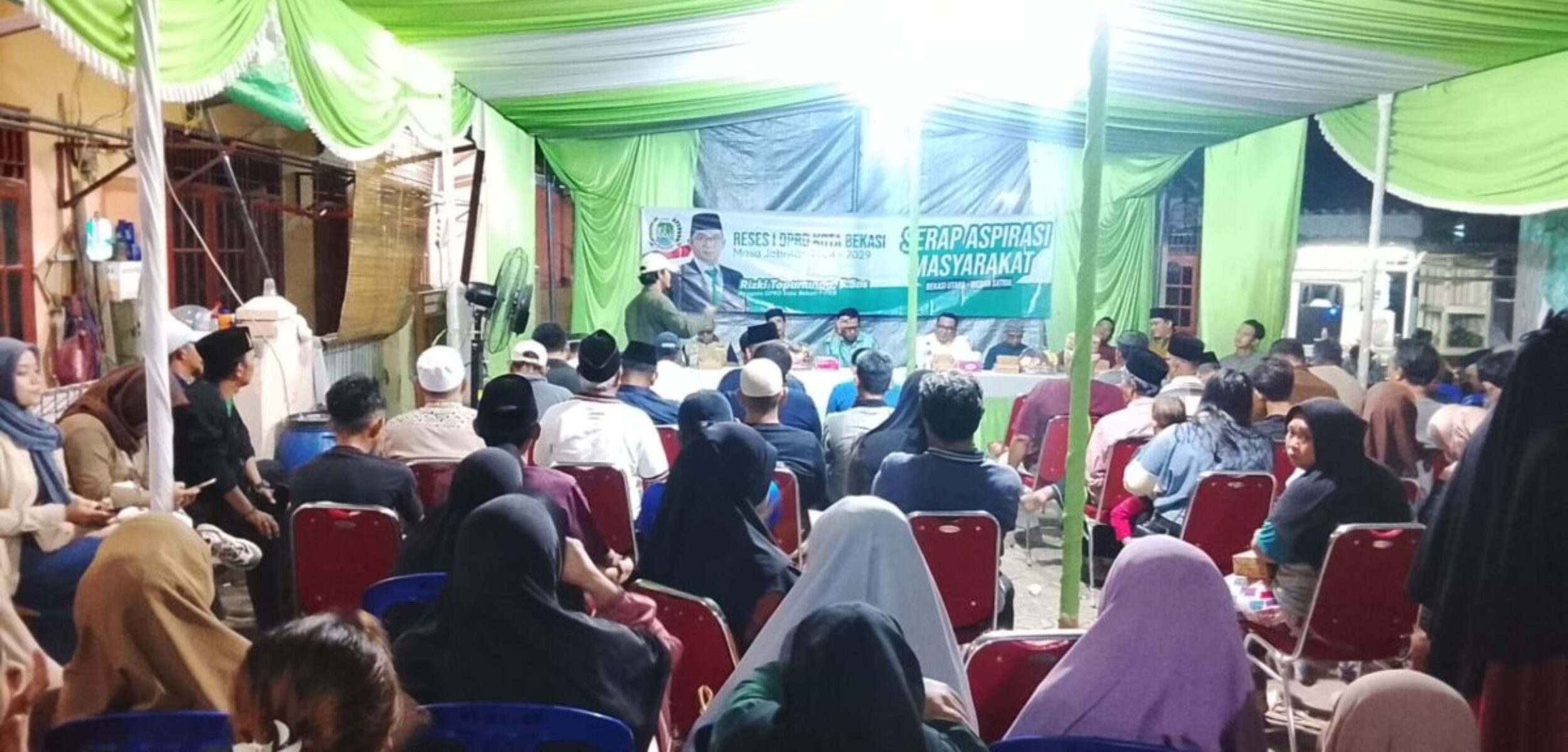 Antusias warga saat menghadiri reses.