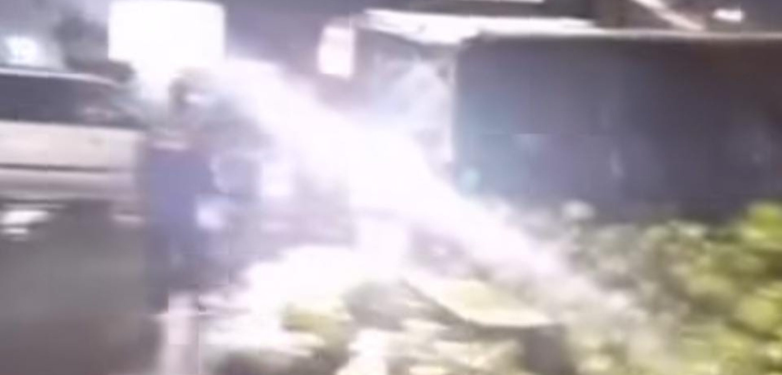 Truk pembawa gas melon mengalami kecelakaan usai tertabrak bus saat putar balok di Jalan Jogja-Solo, Kalasan, Sleman, Senin (16/2/2026). (Instagtam/@merapi_uncover)