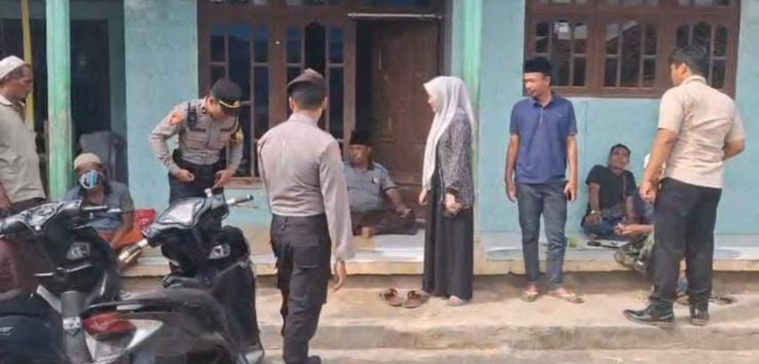 Anggota Polres Sampang saat mendatangi lokasi pria tersengat listrik di torjun (humas polres for kabarterdepan.com)