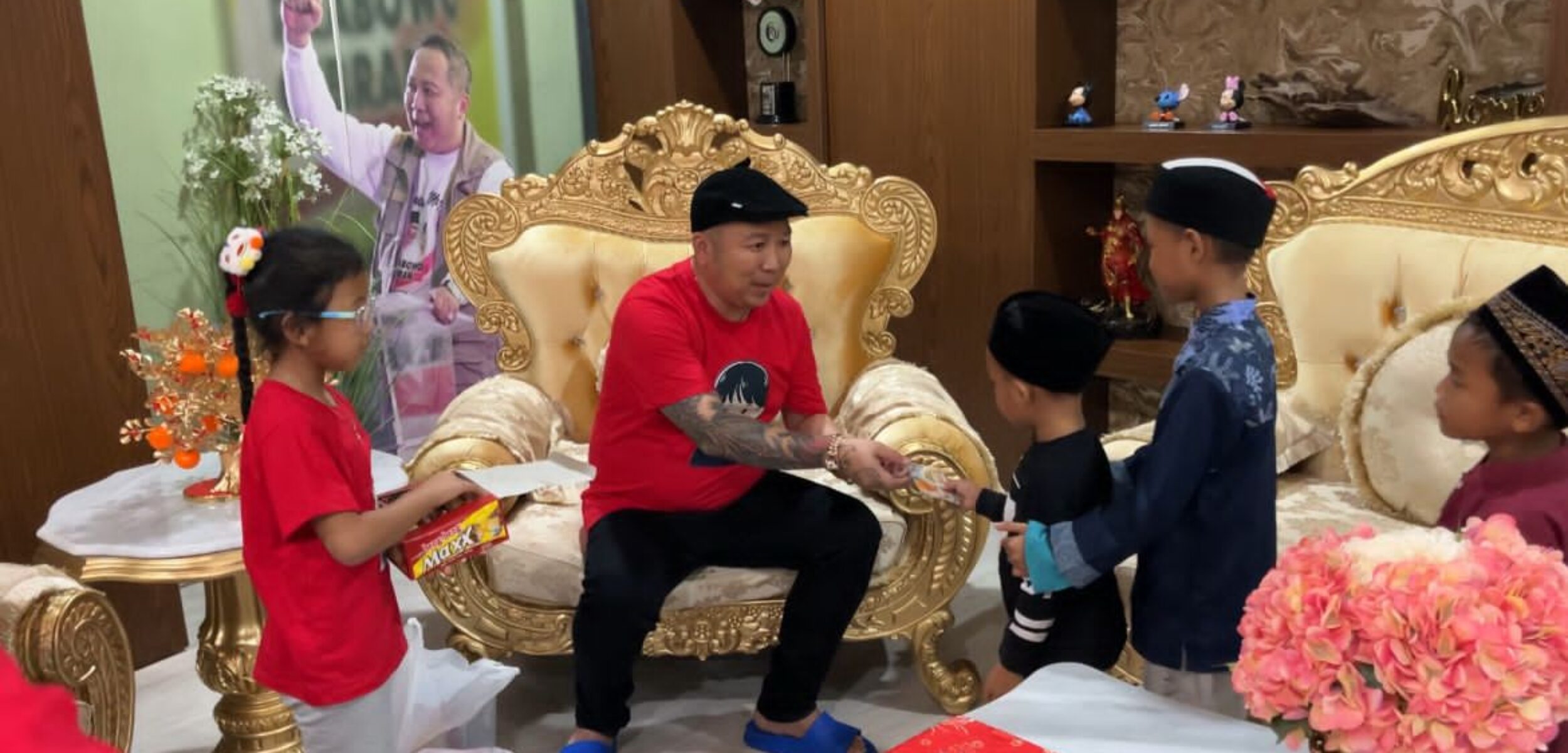 IMG 20260218 WA0001 1 Dirut PT mitra patriot David Rahardja saat berbagi dengan anak yatim dan dhuafa di hari imlek. (Yanso/kabartetdepan.com)