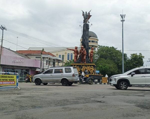 IMG 20260218 WA0057 1 Tanggul Jebol, Satlantas Blora Pasang Rambu Pengalihan Arus Pantura