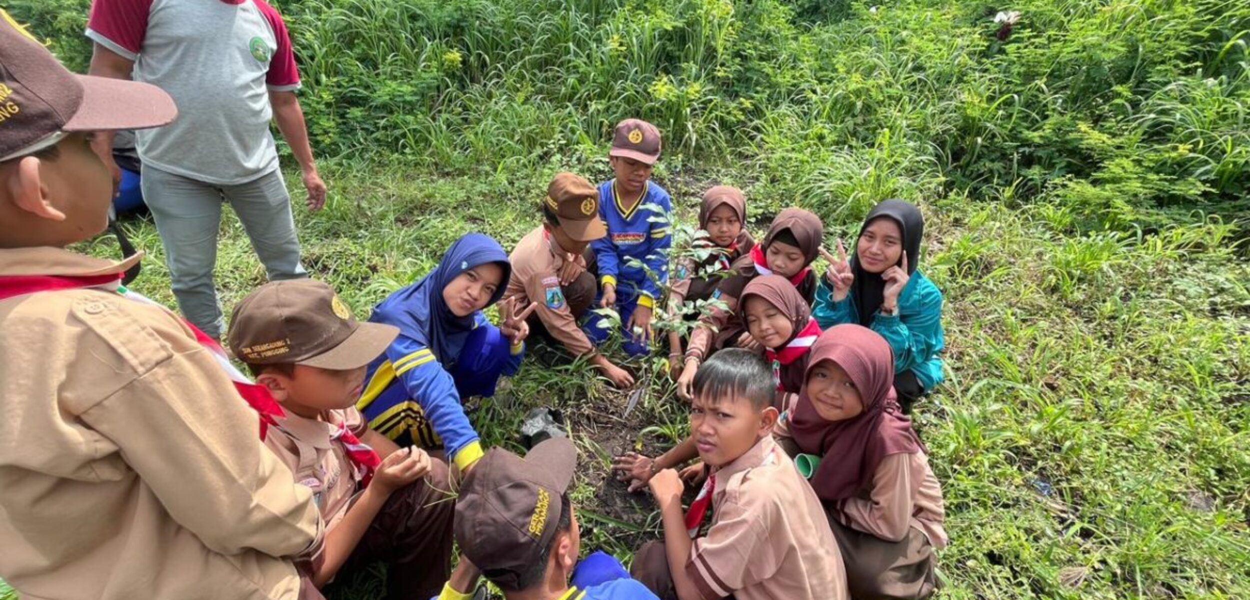SDN Sekargadung 1 dan 2 Mojokerto Tanam 20 Pohon