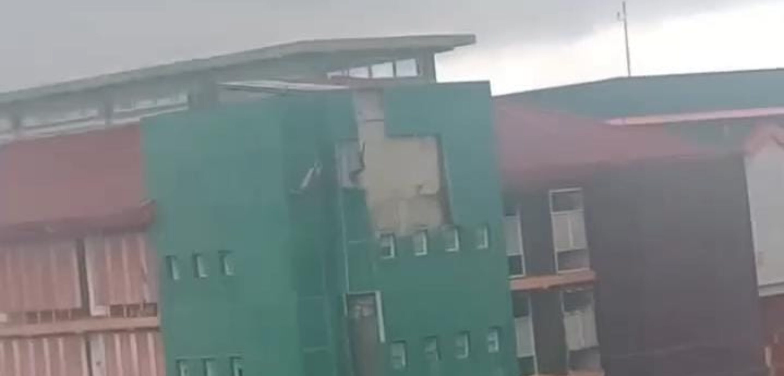 Hujan Disertai Angin Kencang Terjang Semarang, Material Bangunan Asrama UIN Walisongo Beterbangan