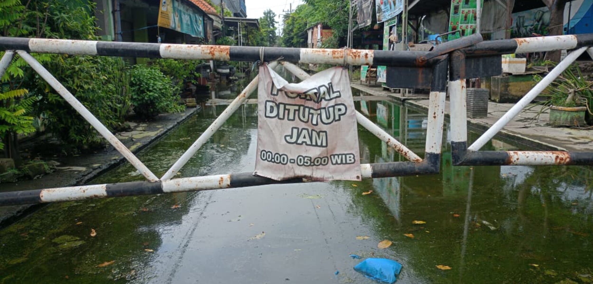 IMG 20260218 WA0228 1 Genangan air di Jalan Bringin Indah 1 Bringinbendo Sidoarjo belum surut. (Azies/kabartetdepan.com)