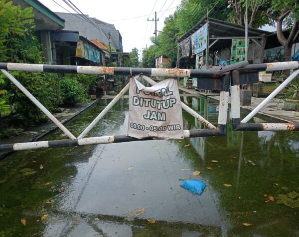 Warga Bringinbendo Sidoarjo Resah, Jalan Tergenang Air Berhari-hari Sebabkan Ekonomi Lumpuh