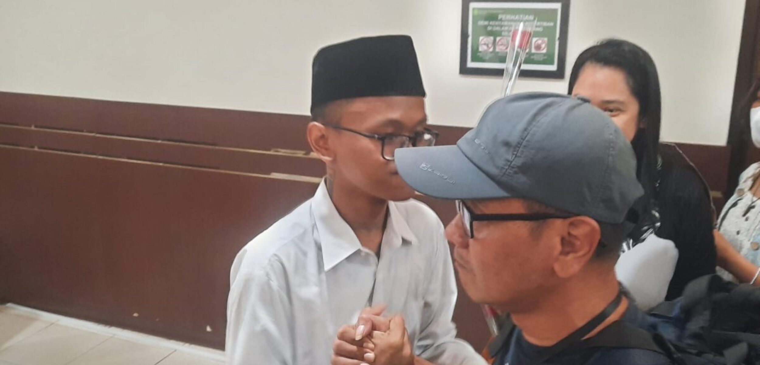 Sejumlah rekan terdakwa pembakaran tenda polisi Mapolda DIY, Perdana Arie memberikan dukungan saat persidangan yang digelar di Pengadilan Negeri Sleman, Rabu (18/2/2026). (Hadid Husaini/kabarterdepan)