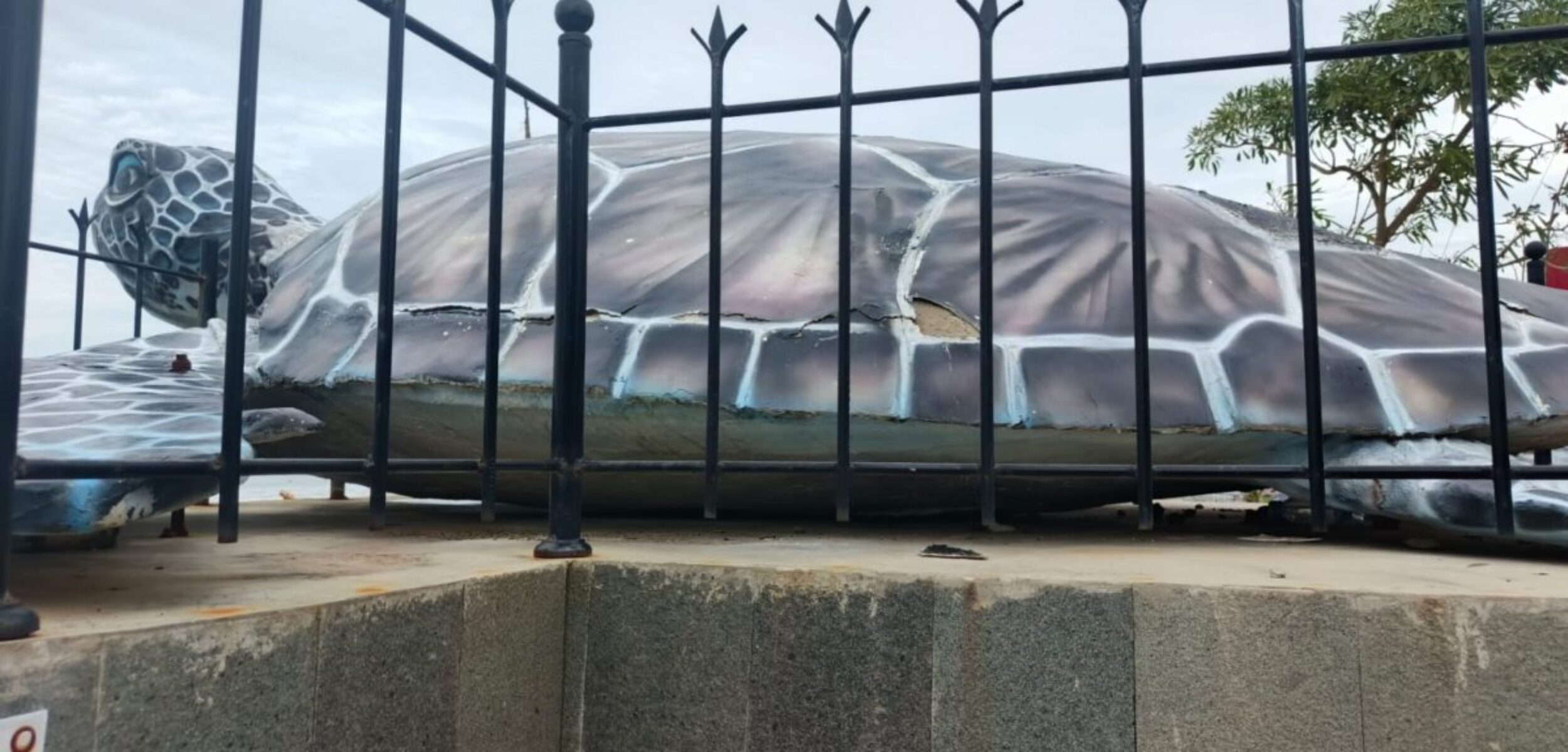 Taman Gadobangkong Sukabumi Rusak, Patung Penyu Retak