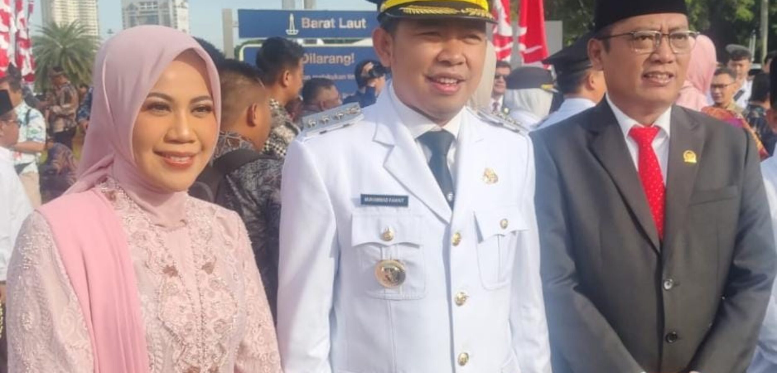 Gus Bupati Fawait didampingi Ning Ghyta serta ketua DPRD Jember sebelum masuk ke istana negara foto bersama di dekat tugu Monas 20 Pebruari 2025. (Redaksi/kabarterdepan.com) 