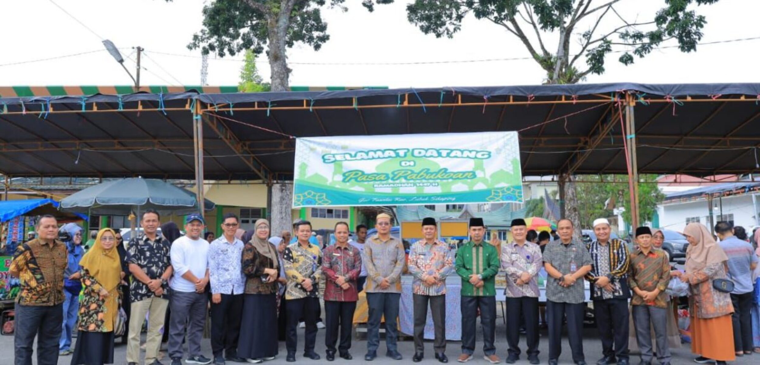 Momen bupati dan wabup pasaman foto bersama OPD di pasar Pabukoan. (FajarPR/kabarterdepan.com)