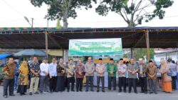 Bupati dan Wabup Pasaman Tinjau Pasar Pabukoan, Borong Dagangan dan Bagikan Takjil