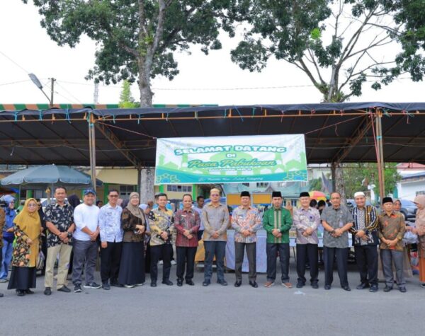Bupati dan Wabup Pasaman Tinjau Pasar Pabukoan, Borong Dagangan dan Bagikan Takjil