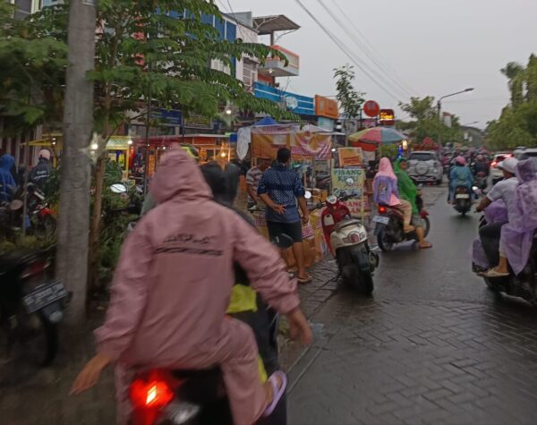 Ngabuburit Surodinawan Mojokerto Ramai Meski Hujan