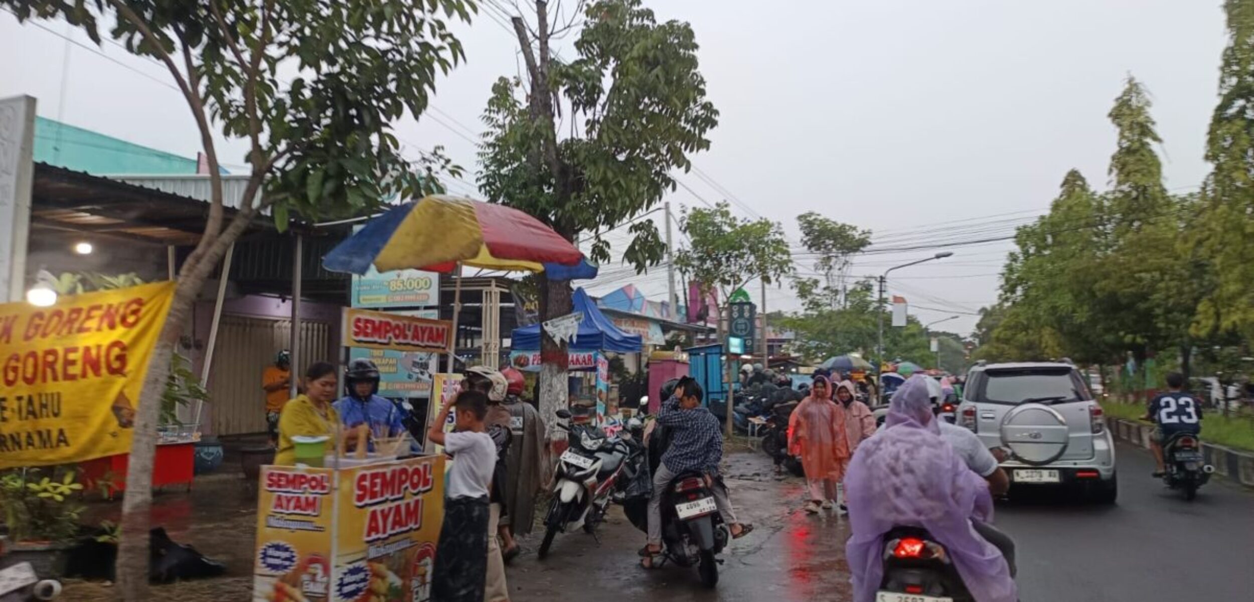 Ngabuburit di Surodinawan Mojokerto Ramai Meski Hujan