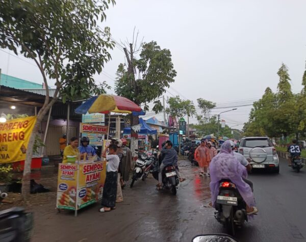 Ngabuburit di Surodinawan Mojokerto Ramai Meski Hujan