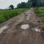 Warga Kutorejo Mojokerto Protes Jalan Desa Rusak Bertahun-tahun