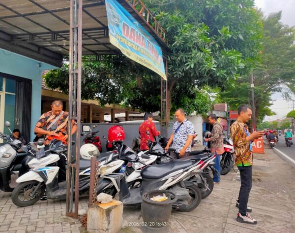 Perusahaan Finance di Kediri Berbagi Takjil, Sasar Warga hingga Pengguna Jalan