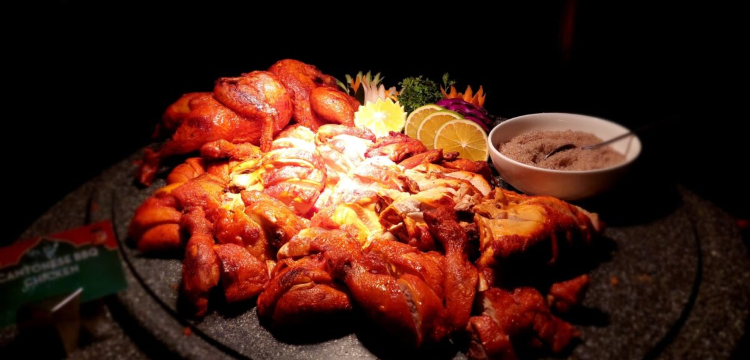 Olahan ayam cantonese khas China yang menggugah selera. (Husni Habib/Kabarterdepan.com)