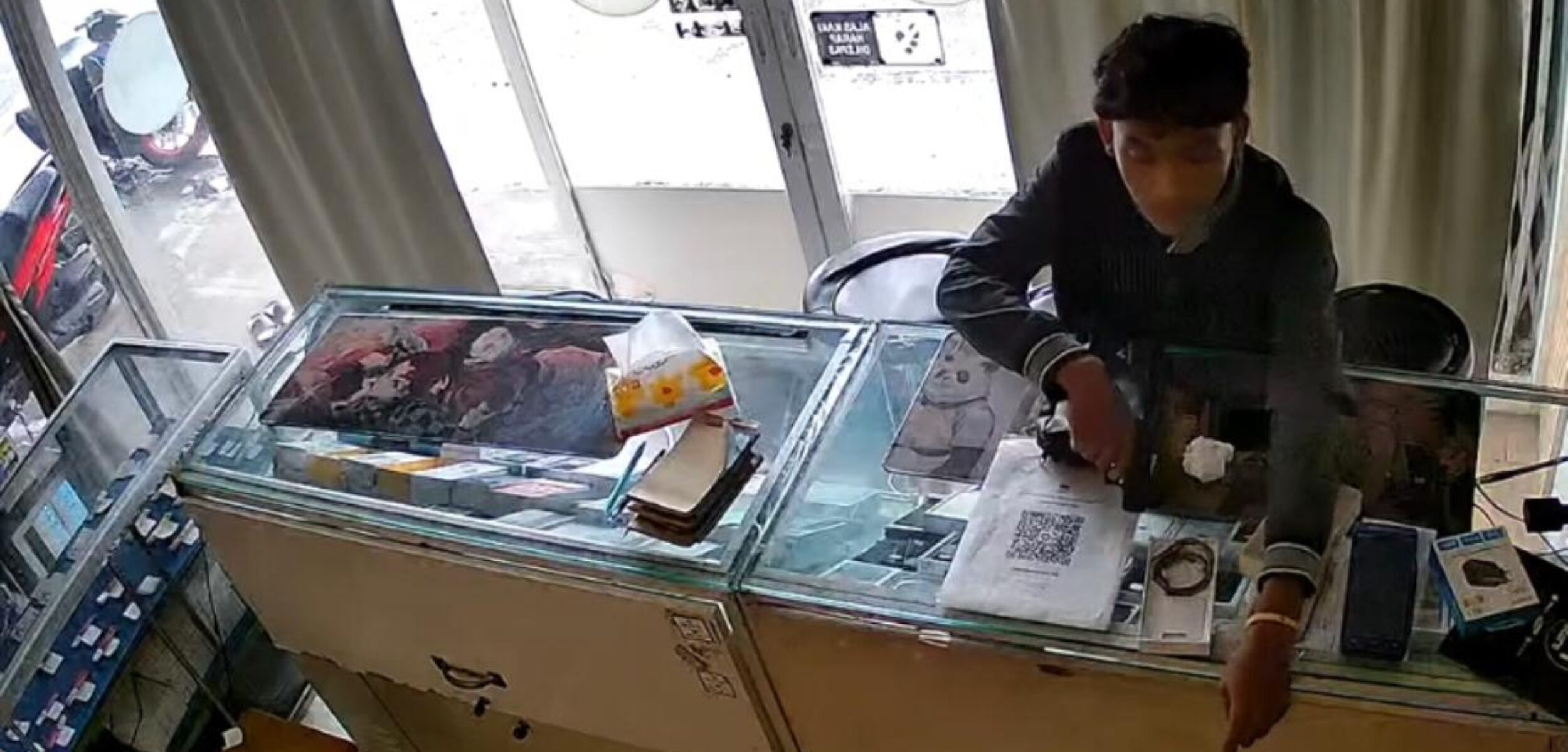 Tangkapan layar CCTV yang menunjukan perampok beraksi dengan pistol mainan. (Redaksi/kabarterdepan.com)