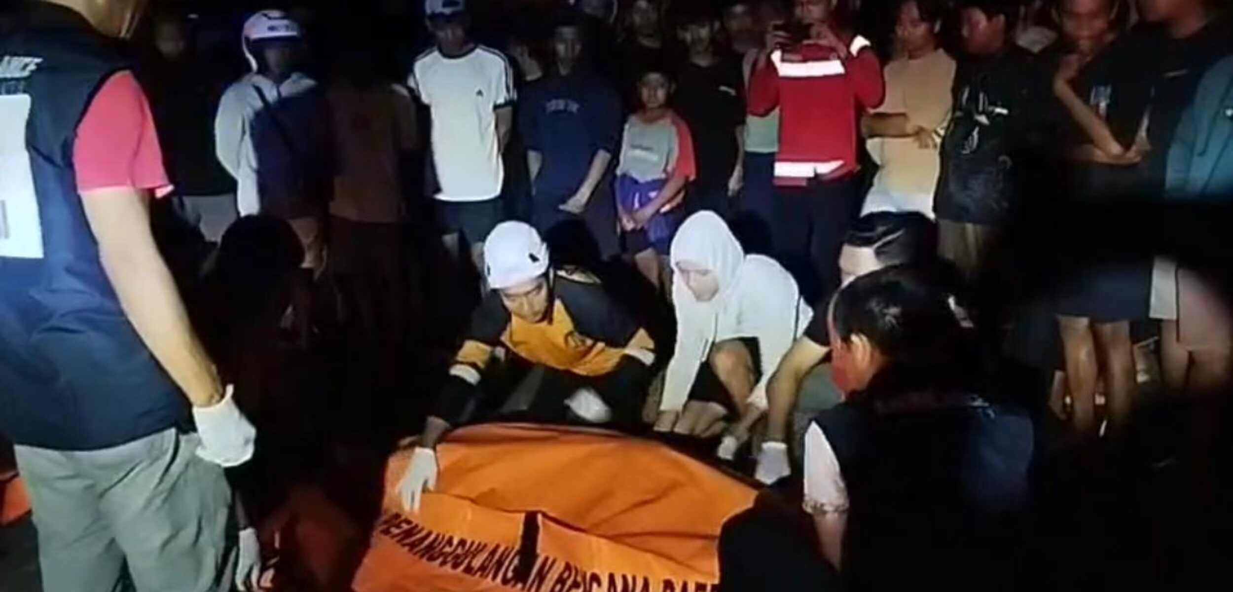 Jenazah korban kecelakaan adu banteng saat dievakuasi relawan dan warga. (Redaksi/kabarterdepan.com) 