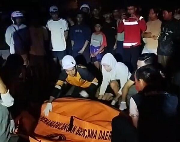 Dua Pemotor Meregang Nyawa Usai Kecelakaan Adu Banteng di Jalan Raya Trowulan