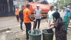 Pemkab Dharmasraya Salurkan 64.000 Liter Air Bersih per Hari untuk Warga Terdampak Kemarau