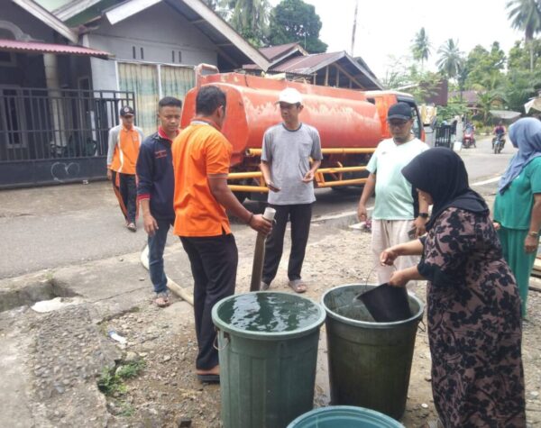 Pemkab Dharmasraya Salurkan 64.000 Liter Air Bersih per Hari untuk Warga Terdampak Kemarau