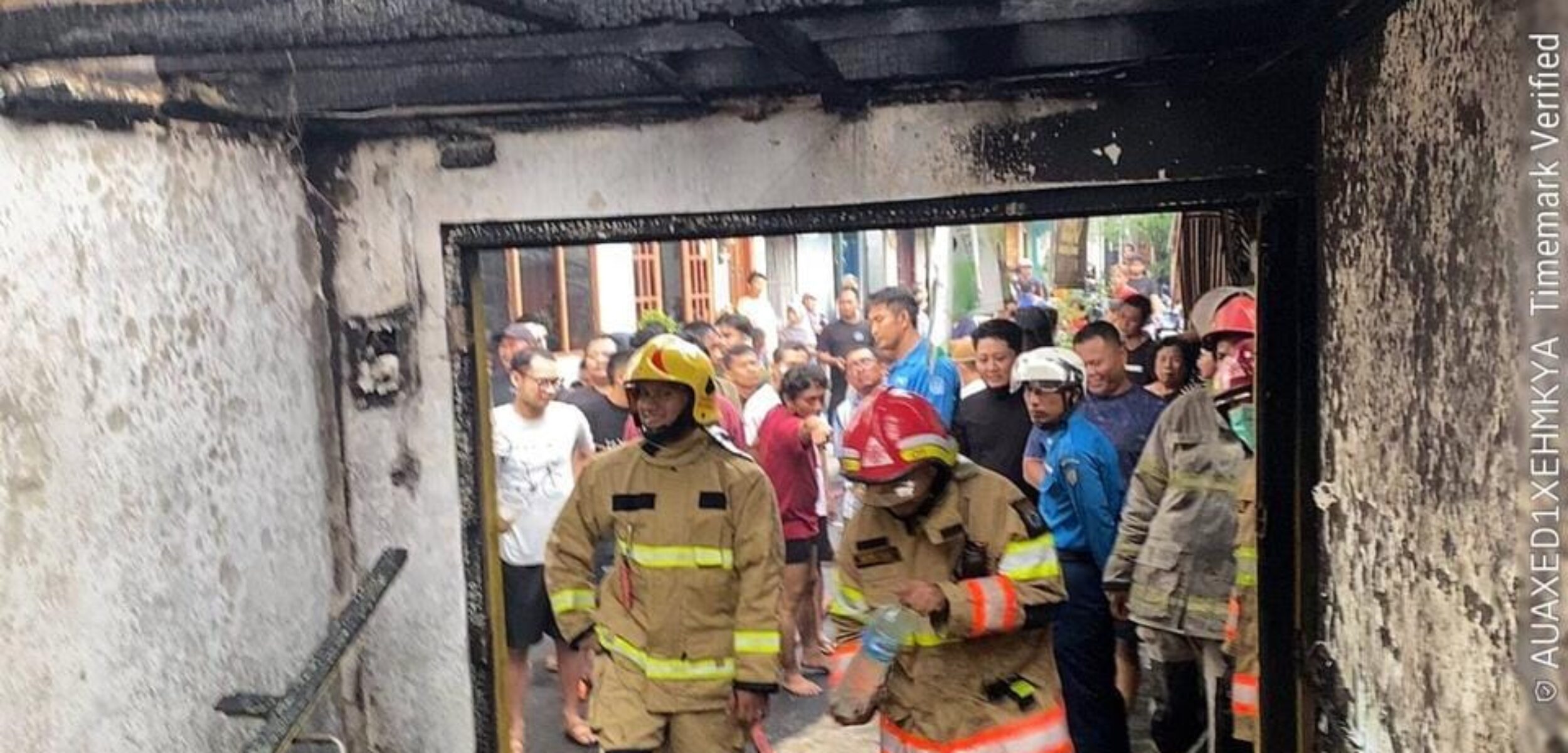 Petugas kebakaraan saat memadamkan api yang membakar sebuah rumah di Blimbingsari, Caturtunggal, Depok, Sleman, Sabtu (20/2/2026). (Damkar Sleman for kabarterdepan.com)