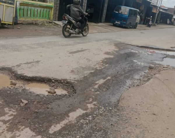 IMG 20260223 WA0045 1 Jalan Raya Tarik Sidoarjo Rusak, Risiko Kecelakaan Tinggi