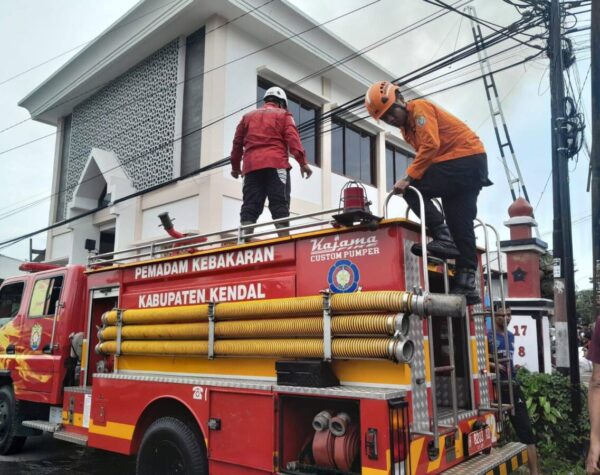 Gudang Tiner & Gipsum di Kendal Terbakar, Penjaga Alami Luka Bakar