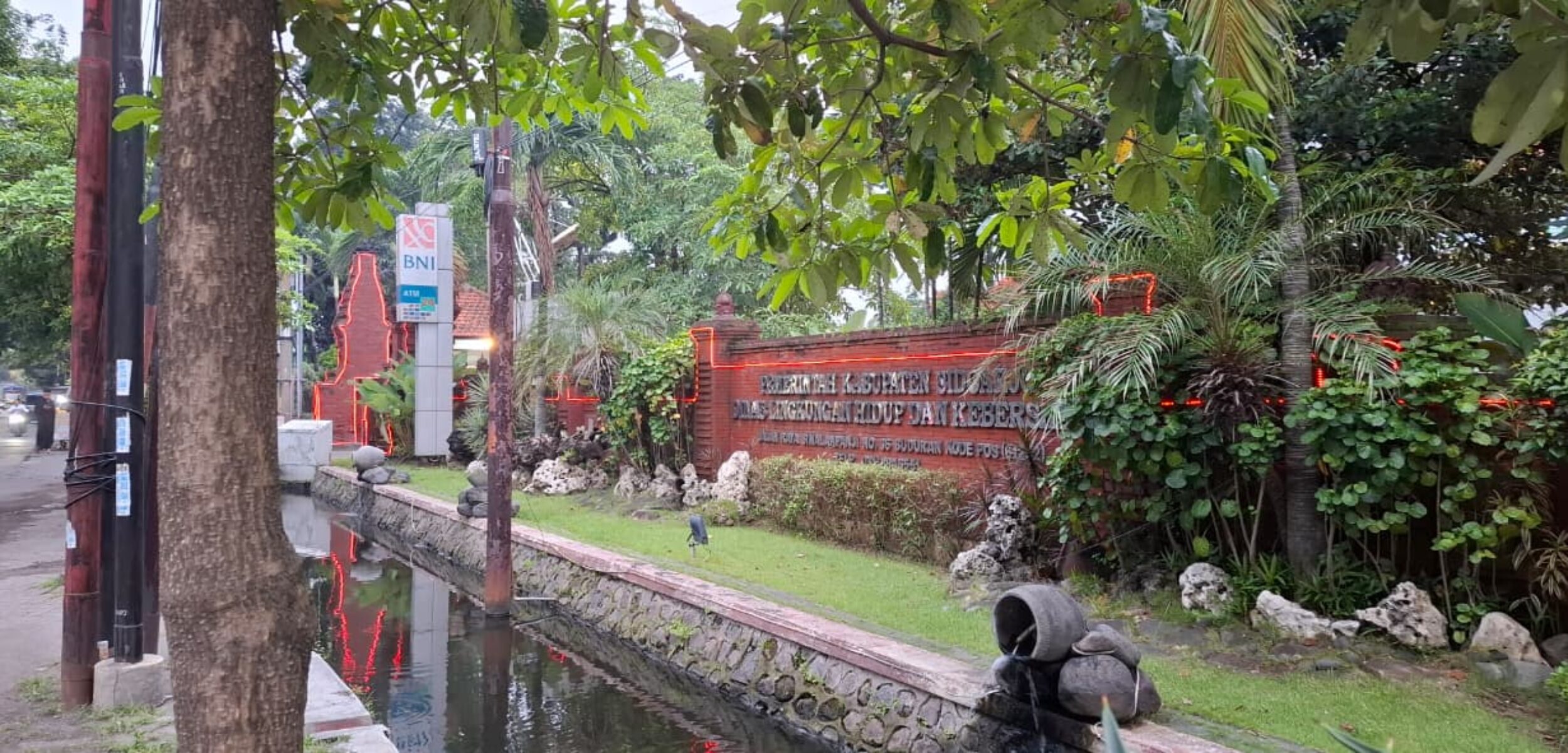 Kantor Dinas Lingkungan Hidup dan Kebersihan (DLHK) Sidoarjo yang sempat viral soal mobil dinas Hilux yang disalahgunakan. (Azies)