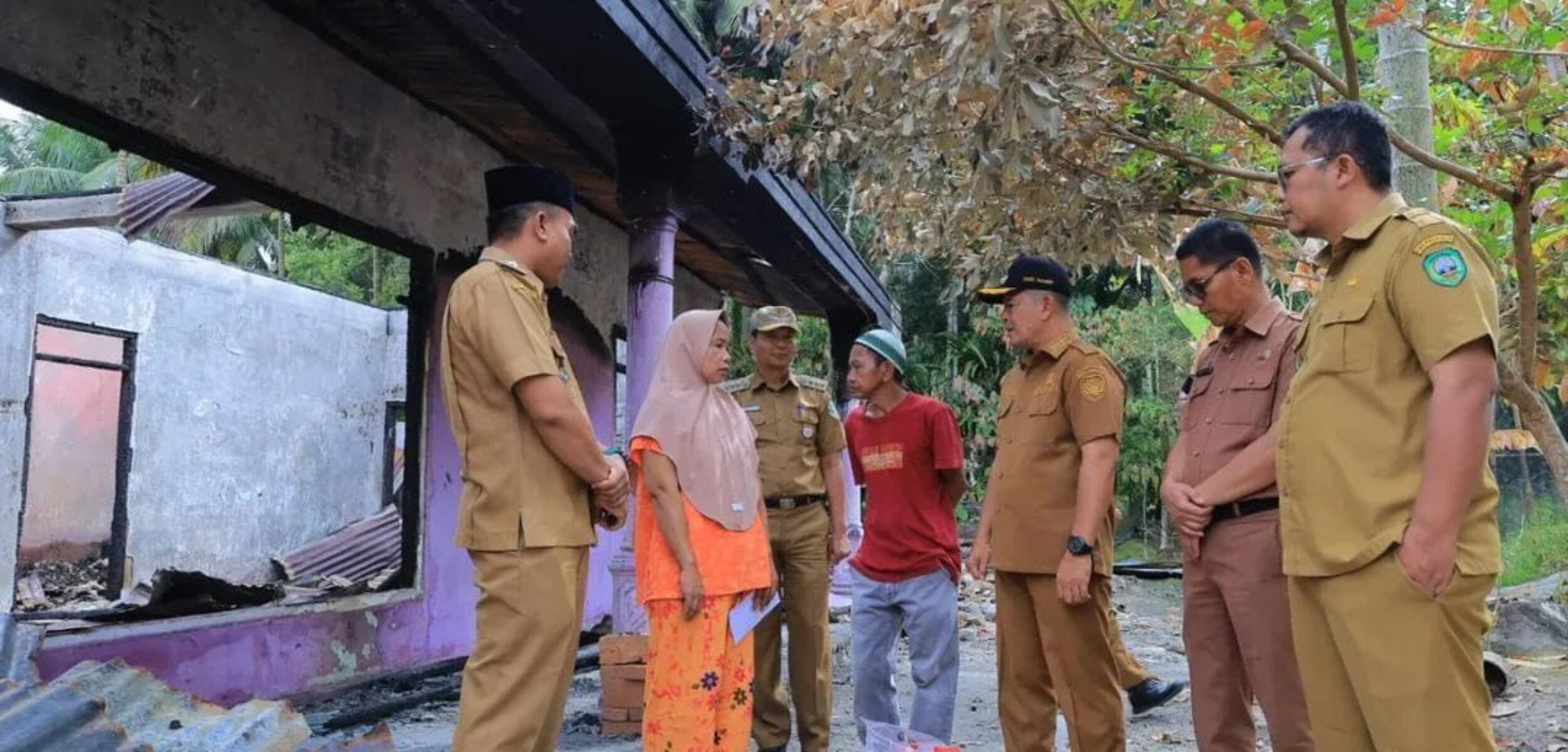 Bupati Pasaman saat meninjau dan menyalurkan bantuan. (FajarPR/kabarterdepan.com)