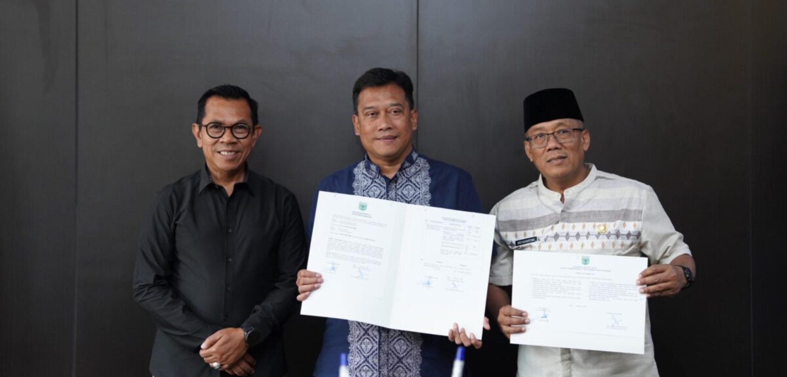 Wali Kota Batu memimpin penandatanganan perjanjian kinerja dan pakta integritas. (Yan/kabarterdepan.com)