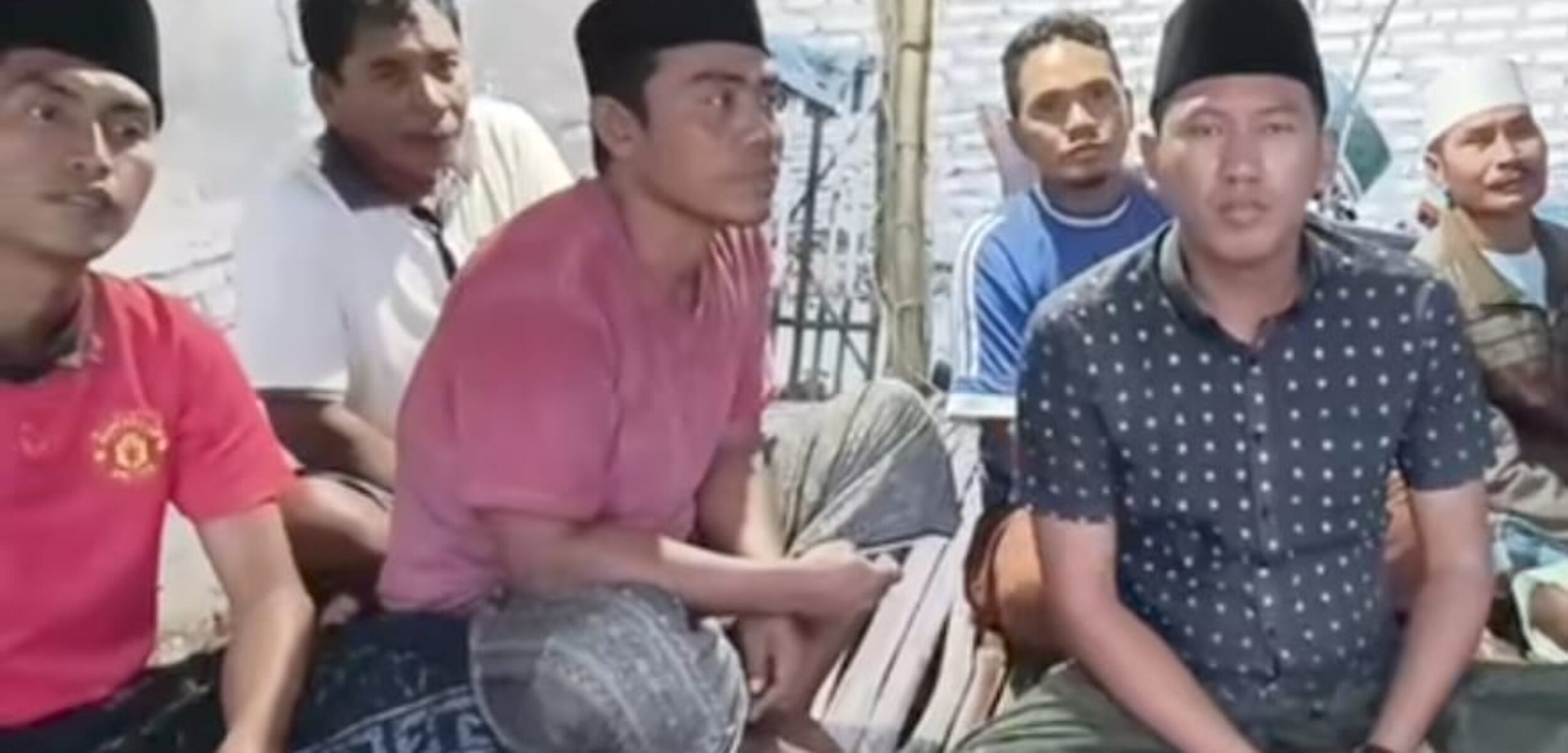 IMG 20260225 WA0191 1 2 Doni dan beberapa masyarakat Pulau Mandangin saat menyampaikan keluhannya di media sosial (istimewa)