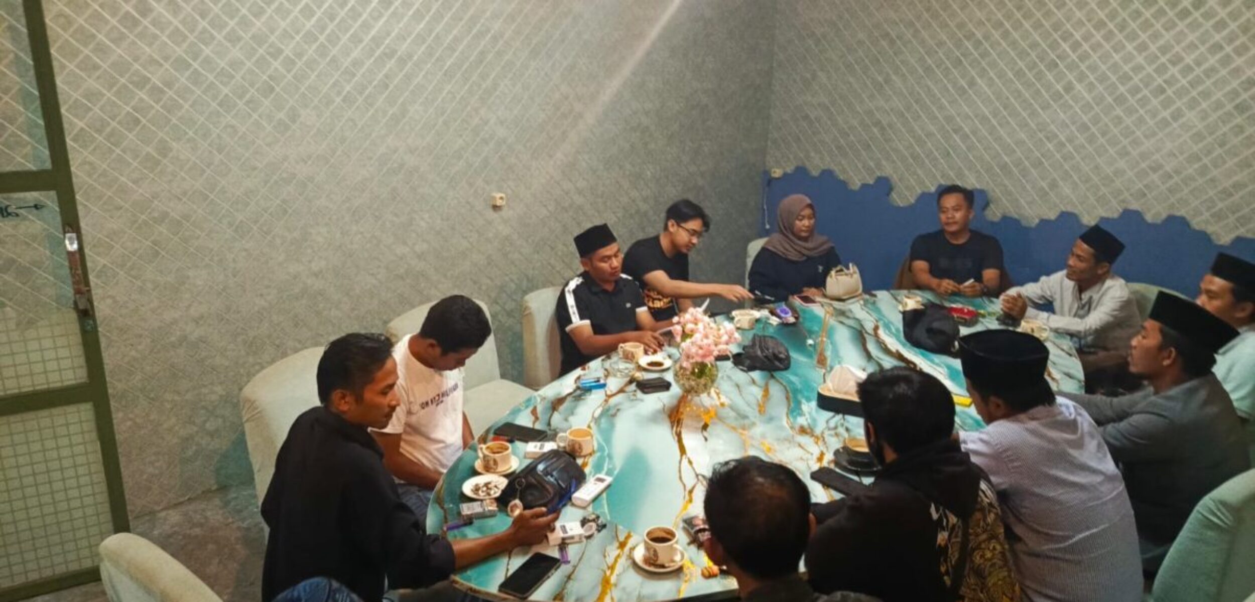 Panitia HPN PWI Sampang saat rapat koordinasi bakti sosial (fais/kabarterdepan.com)