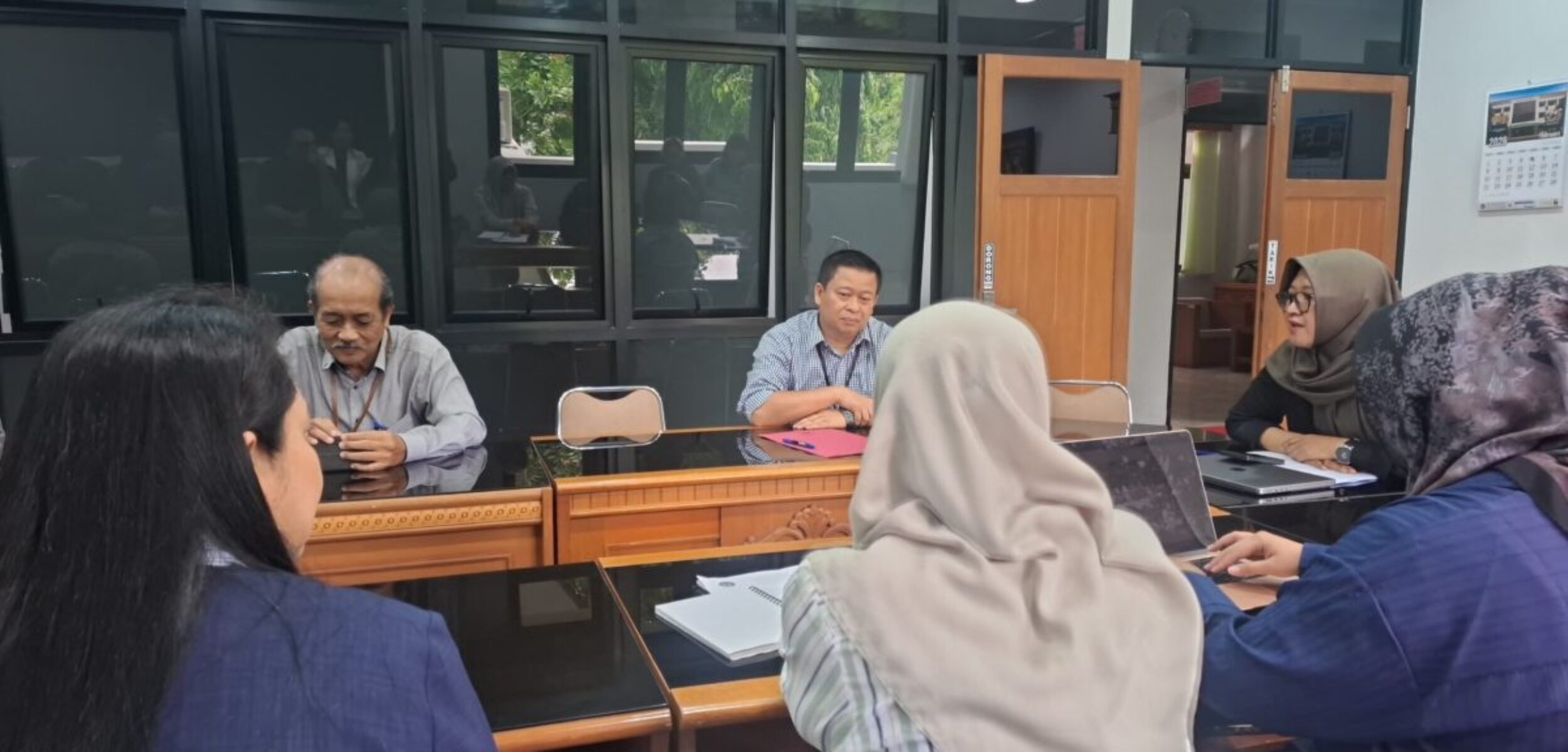 Orang tua Perdana Arie terdakwa pembakar tenda polisi Polda DIY mendatangi kampus UNY soal sidang etik, Rabu (25/2/2026). (Hadid Husaini/kabarterdepan.com)