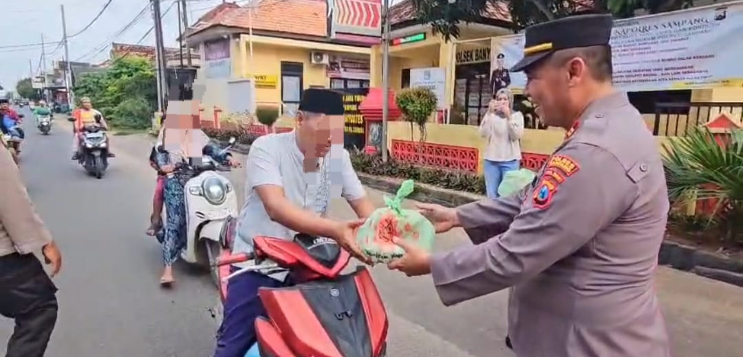 IMG 20260227 WA0000 1 Kapolsek Banyuates Sampang saat membagikan ke masyarakat yang nampak tidak menggunakan plat nomor di motornya (istimewa)