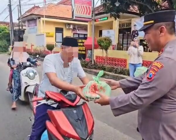 Video Bagi Takjil Kapolsek Banyuates Tuai Kritik, Pengendara Tak Pakai Helm hingga Kendaraan Tak Menggunakan Pelat Nomor