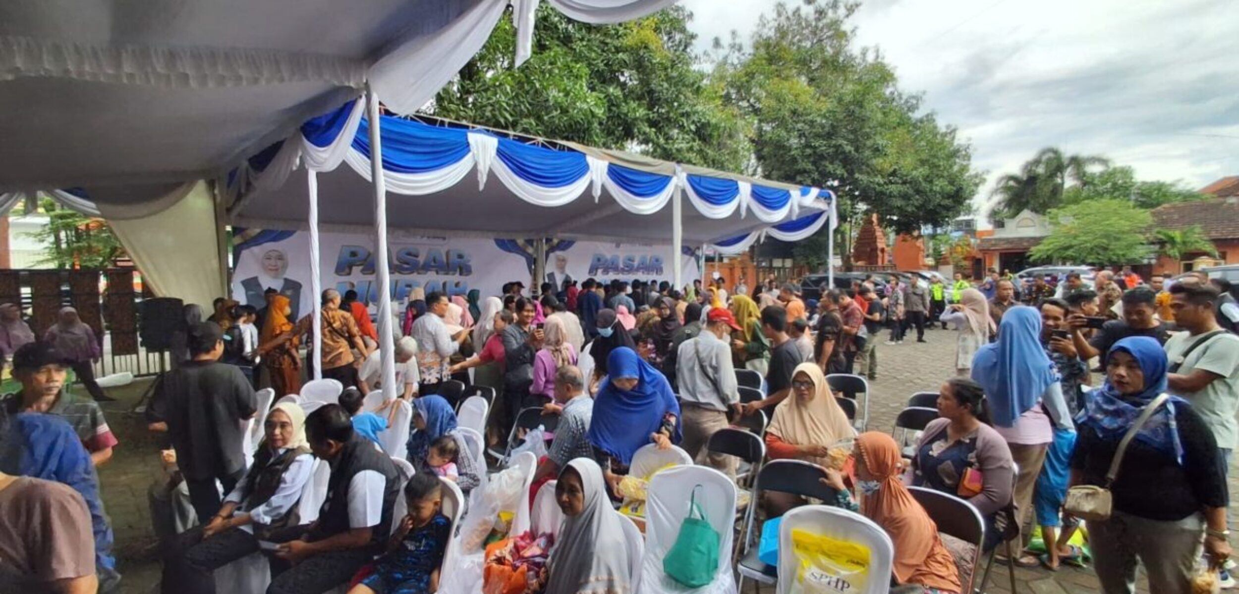 Antusias warga di pasar murah