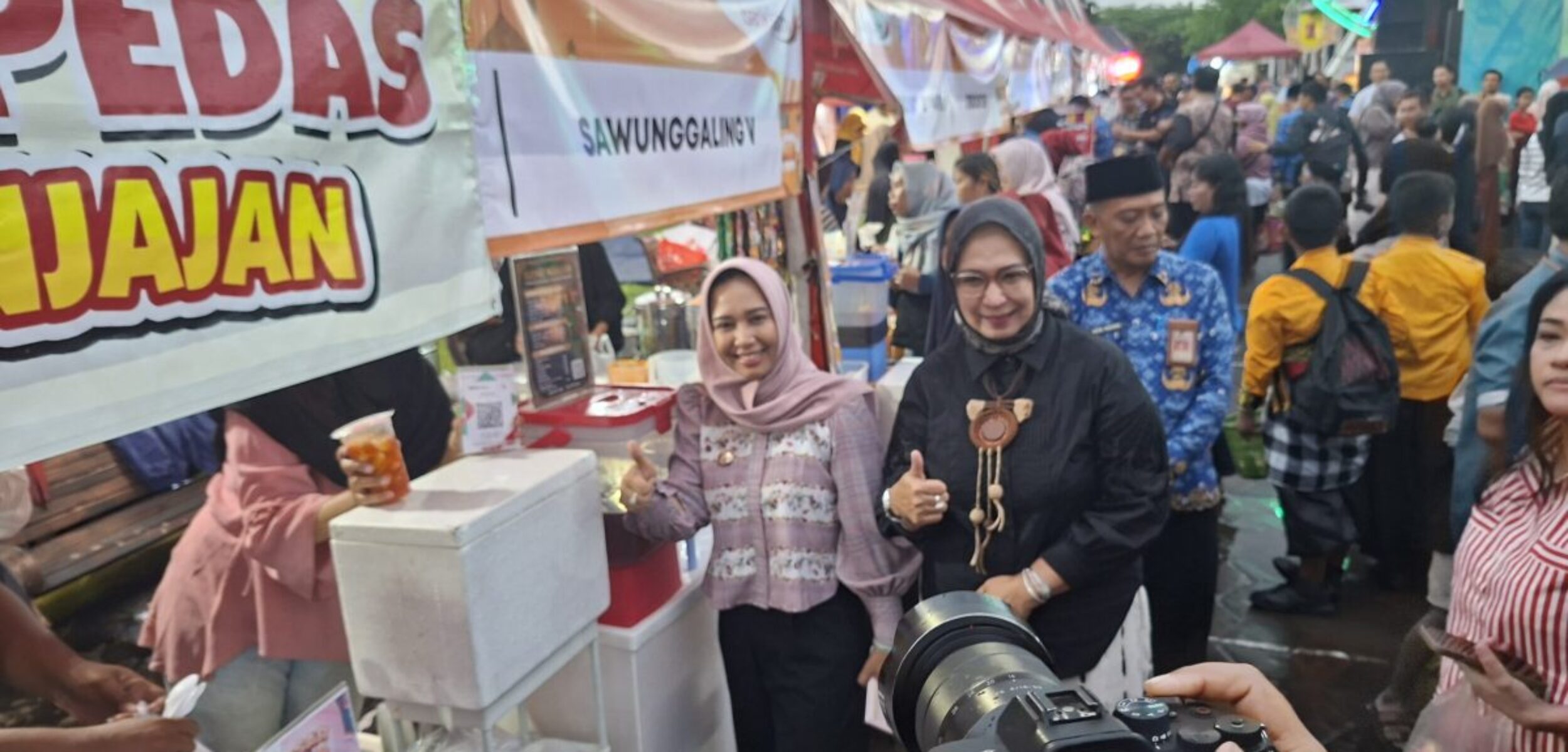 IMG 20260227 WA0217 1 Wali Kota Mojokerto saat memborong dagangan UMKM di Pasar Takjil Ketidur. (Astrid Kabarterdepan.com)
