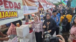 Wali Kota Mojokerto Borong Dagangan UMKM Pasar Takjil Ketidur, Pedagang pun Senang