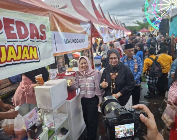 Wali Kota Mojokerto Borong Dagangan UMKM Pasar Takjil Ketidur, Pedagang pun Senang