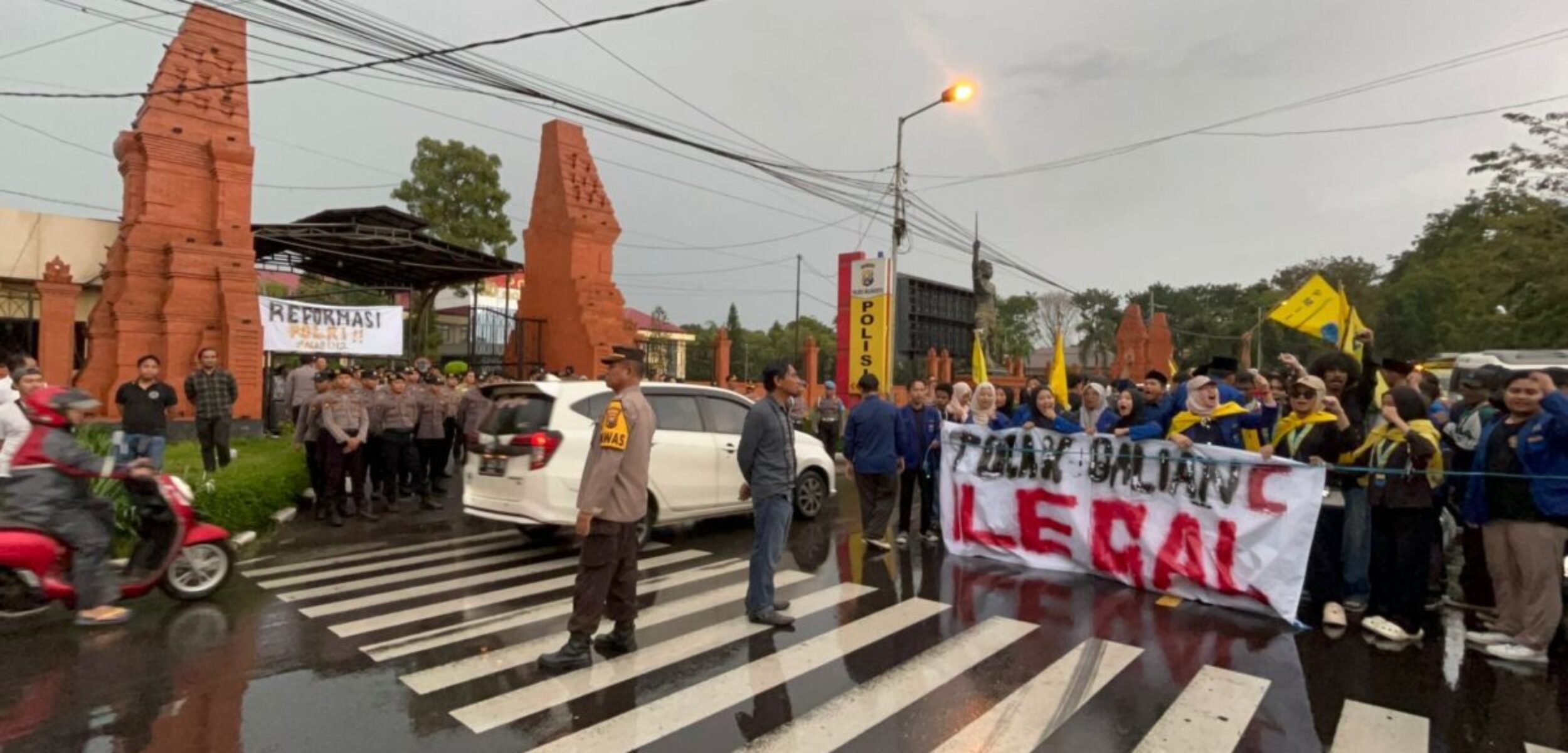 IMG 20260227 WA0227 1 PMII Mojokerto saat blokade jalan. (Segaf/kabarterdepan.com)