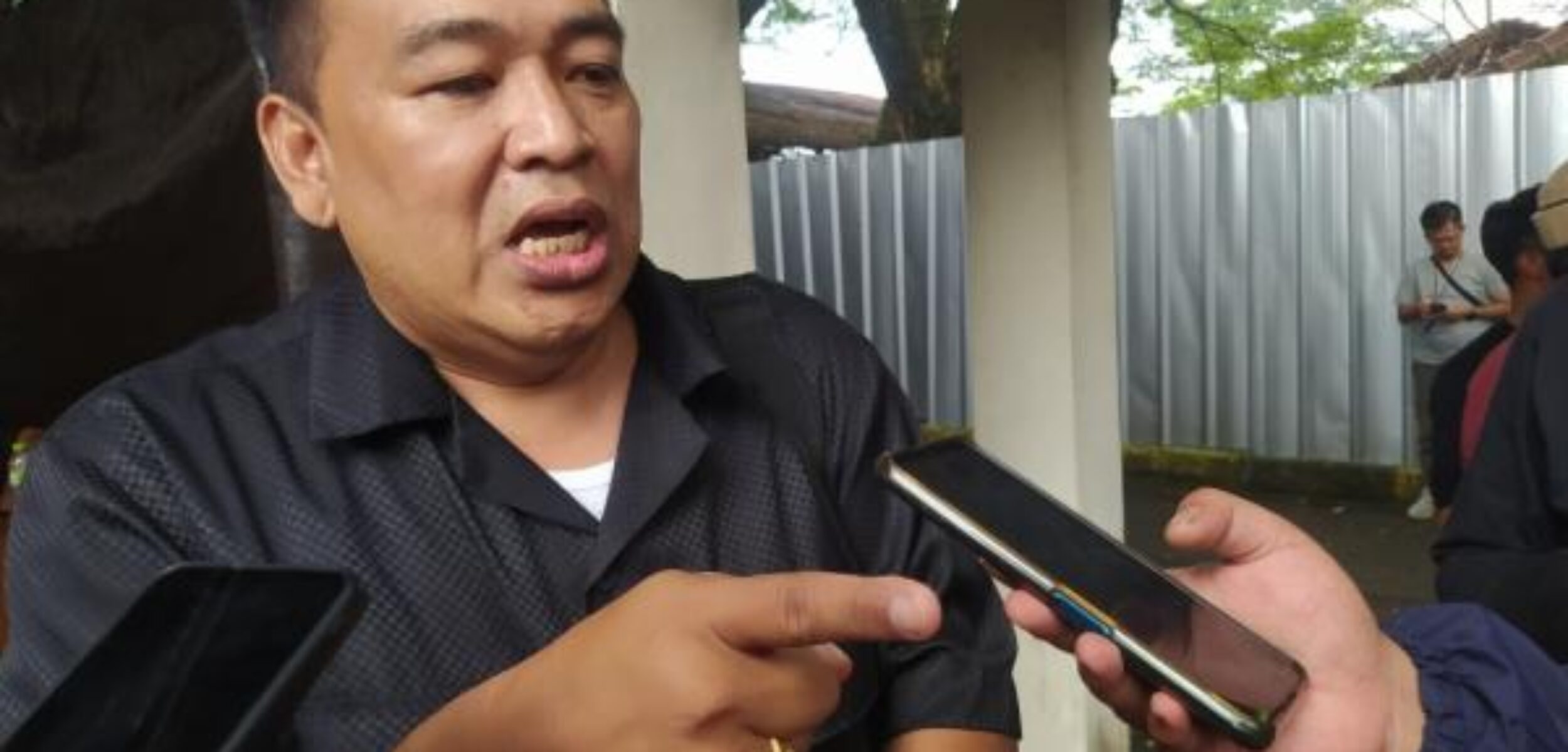 IMG 20260227 WA0231 1 M. Isnaeni ketua komisi I Dprd Kabupaten Cianjur komentari Tower Ilegal.(Hasan/Kabarterdepan.com)