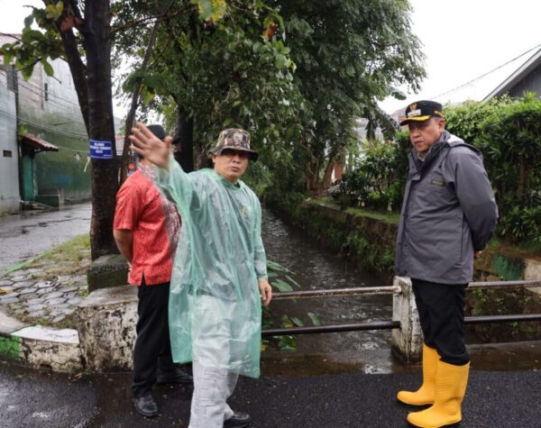 Wali Kota Bekasi Tinjau Kawasan Jatirahayu, Prioritaskan Peninggian Jembatan dan Pengelolaan Kali Chandra Guna Atasi Banjir   