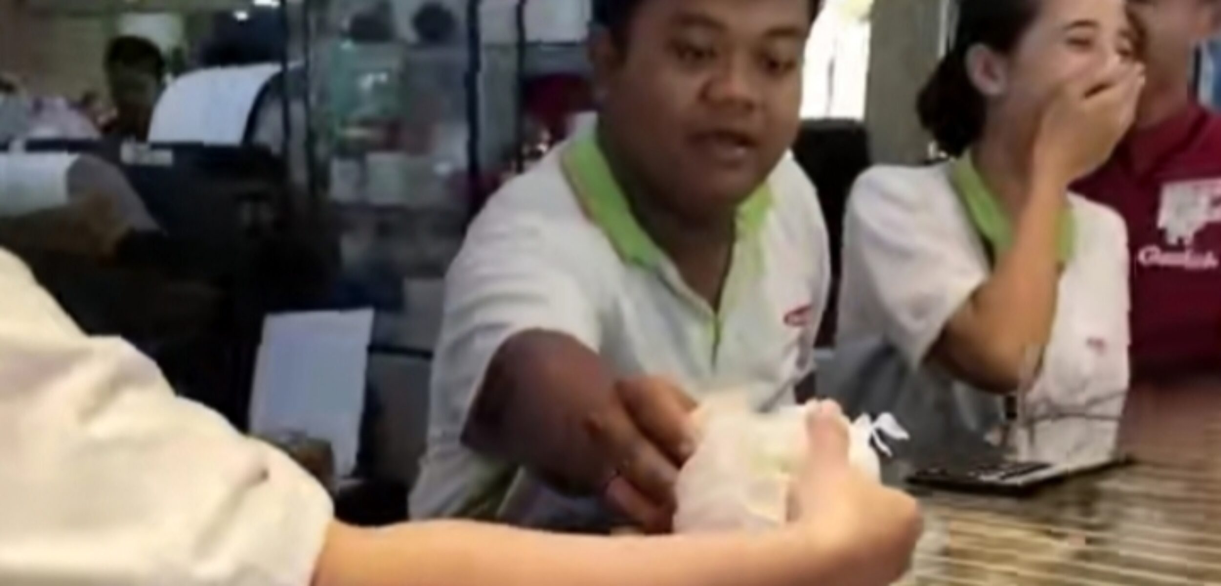 Video kedatangan empat anak ke Toko Emas Gadjah Bojonegoro dengan membawa batu mendadak viral di media sosial