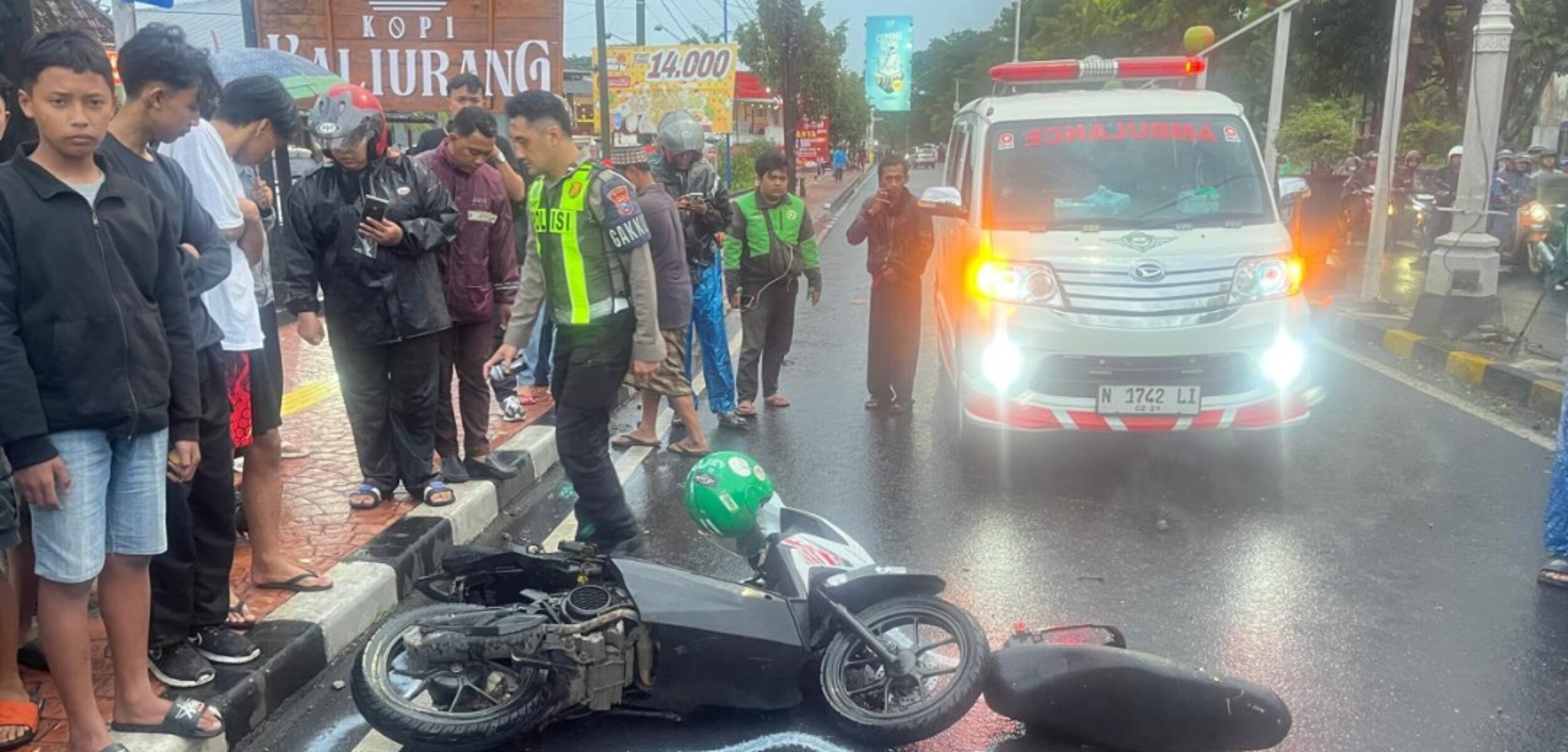 Petugas Satlantas Polres Batu melakukan evakuasi kecelakaan beruntun di Jalan Pattimura. Rabu (18/2/2026). (Satlantas Polres Batu)